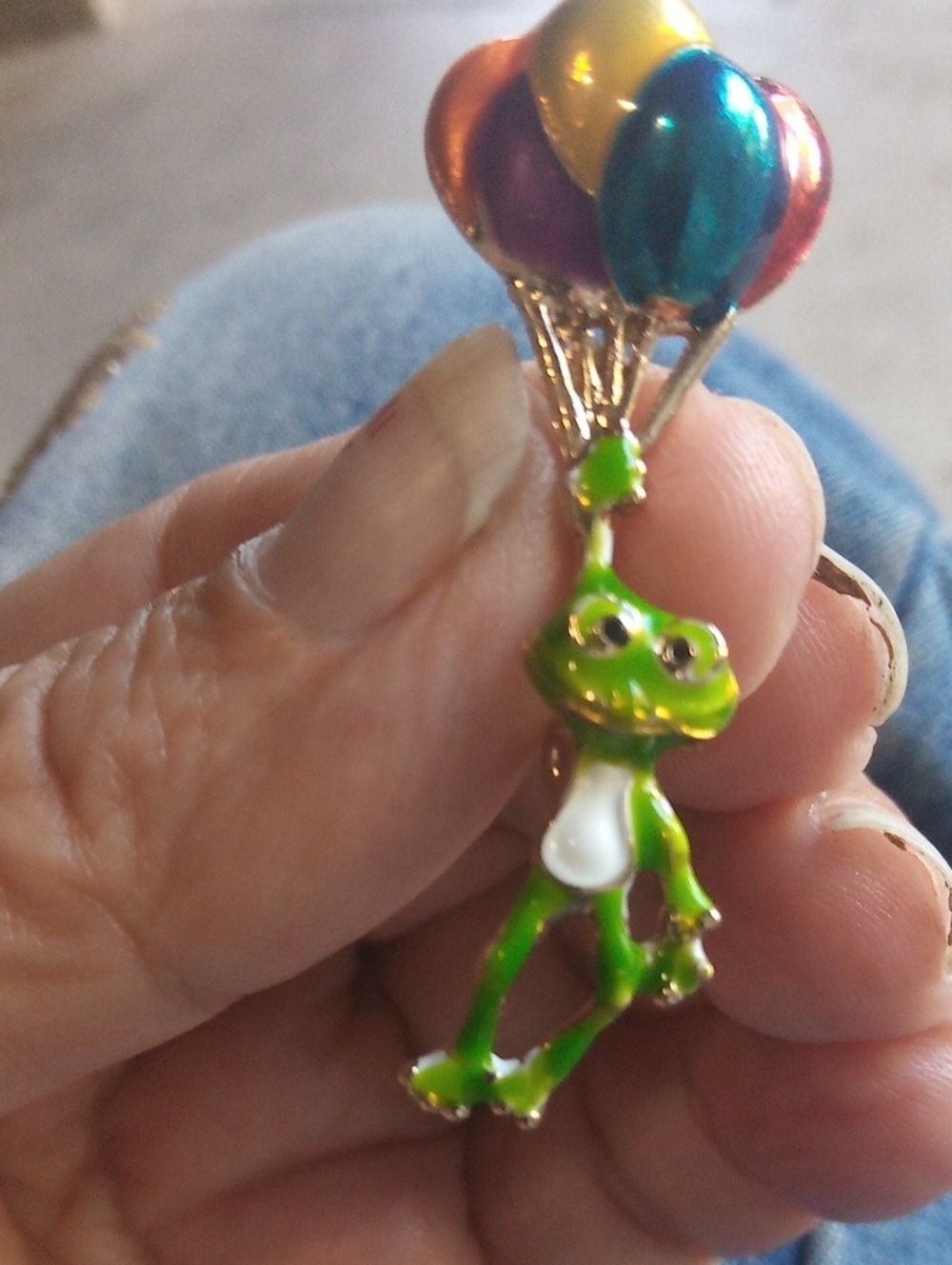 ❤️ Adorable And Cute Green Enamel Frog Balloon Drop Pin